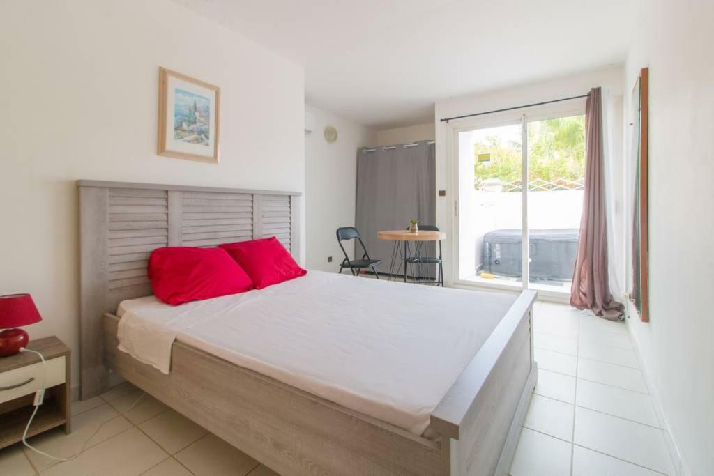 Superbe Studio Avec Jacuzzi Prive Leilighet Sainte-Anne Eksteriør bilde